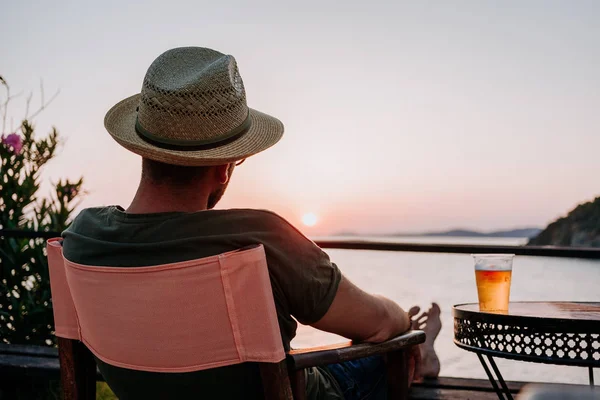 Joven Disfrutando Cerveza Puesta Sol Bar Playa — Foto de Stock