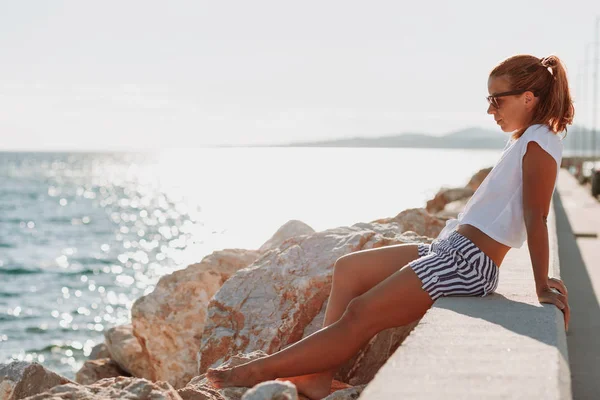 Mujer Joven Disfrutando Puesta Sol Puerto Deportivo —  Fotos de Stock