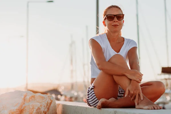 Young Woman Enjoying Sunset Marina — Stock Photo, Image