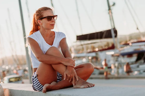 Young Woman Enjoying Sunset Marina — Stock Photo, Image