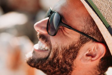 Yakın çekim bir gülümseyen genç bir adam