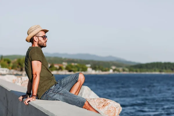 Hombre Disfrutando Puesta Sol Puerto — Foto de Stock