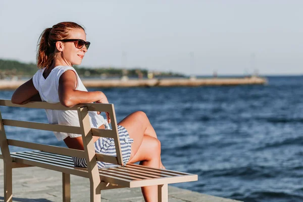 Young Woman Enjoying Sunset Marina — Stock Photo, Image