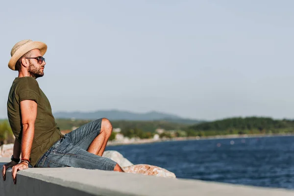 Hombre Disfrutando Puesta Sol Puerto — Foto de Stock