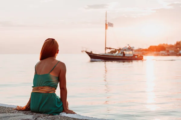 Young Woman Enjoying Sunset Sea — Stock Photo, Image