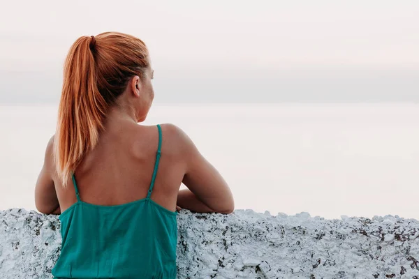 Mujer Joven Disfrutando Puesta Sol Junto Mar —  Fotos de Stock