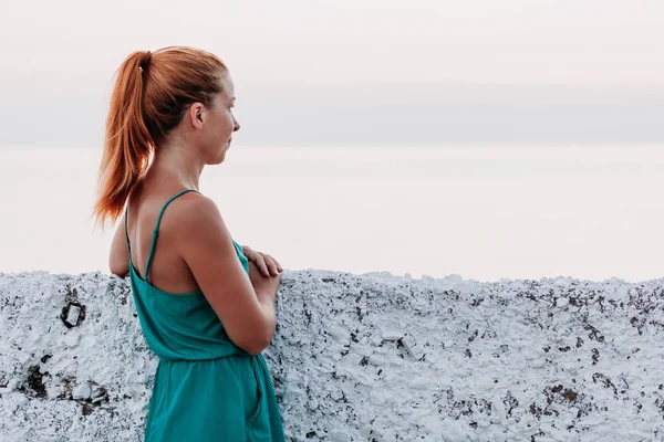 Mujer Joven Disfrutando Puesta Sol Junto Mar — Foto de Stock