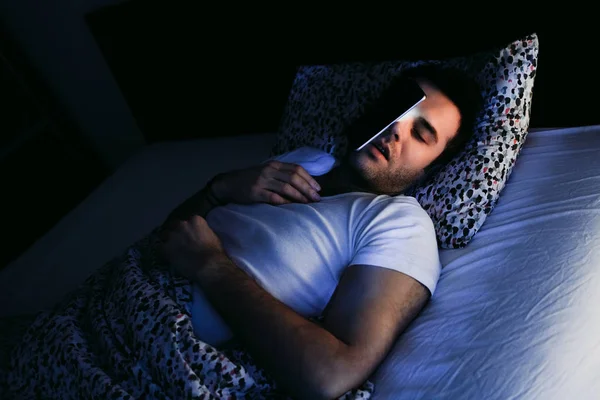 Geceleri Yatakta Smartphone Kullanan Genç Adam — Stok fotoğraf