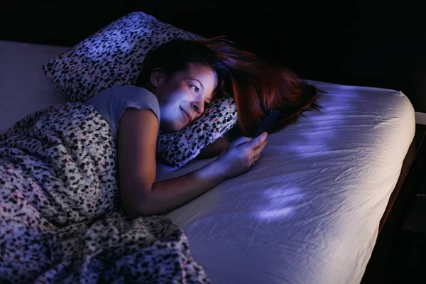 Giovane Donna Utilizzando Smartphone Letto Notte — Foto Stock