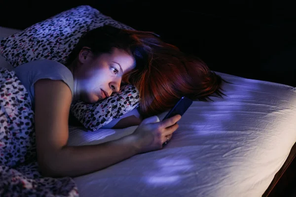 Mujer Joven Usando Smartphone Cama Por Noche —  Fotos de Stock
