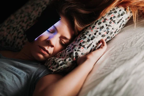 Mujer Joven Usando Smartphone Cama Por Noche — Foto de Stock