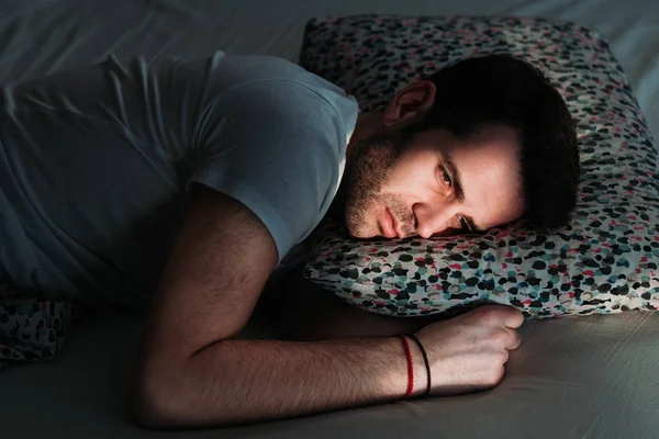 Genç Adam Yatakta Acı Içinde Depresif — Stok fotoğraf