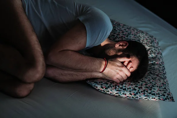 Giovane Uomo Depresso Nel Dolore Sul Letto — Foto Stock