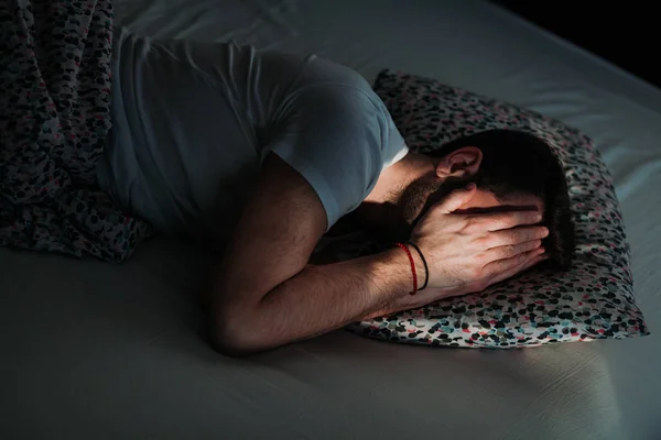 Jovem Deprimido Homem Com Dor Cama — Fotografia de Stock