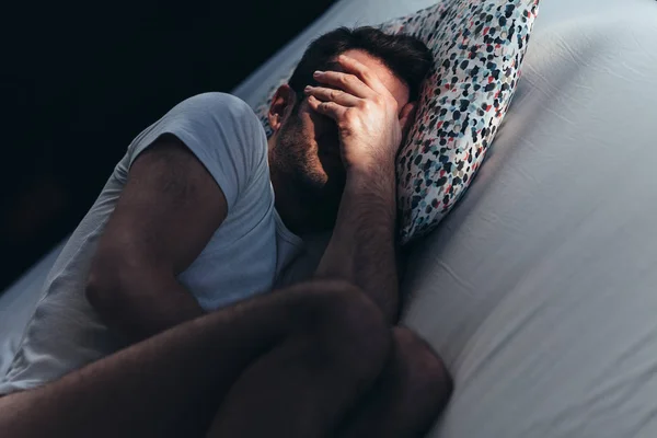 Genç Adam Yatakta Acı Içinde Depresif — Stok fotoğraf