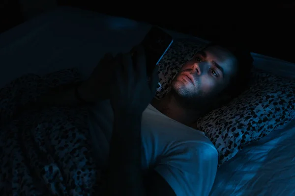 Geceleri Yatakta Smartphone Kullanan Genç Adam — Stok fotoğraf