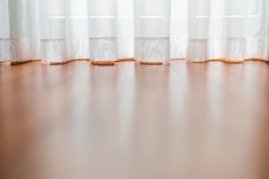 Pencerenin kenarında aydınlık perdenin düşük açılı görünüş