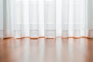 Pencerenin kenarında aydınlık perdenin düşük açılı görünüş