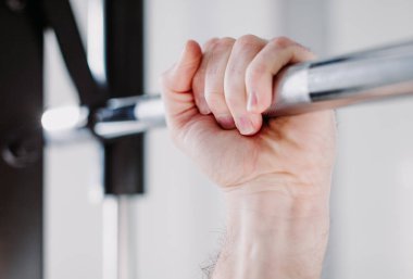 Bir halter ağırlık el yakın çekim 