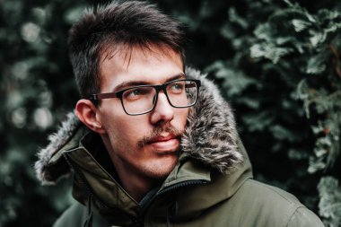 Kış ceket açık havada poz içinde genç adam