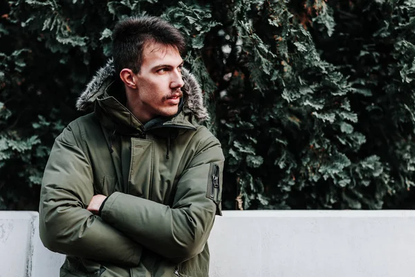 Молодой Человек Зимней Куртке Позирует Открытом Воздухе — стоковое фото