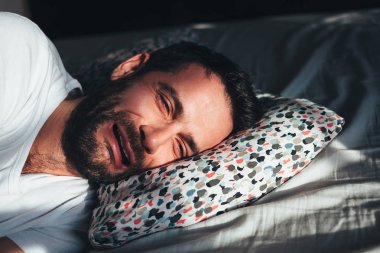 Yatakta ağlayan genç depresif adam