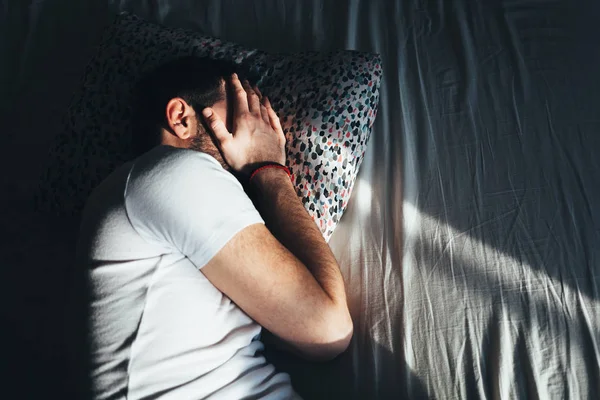 Jovem Deprimido Chorando Cama — Fotografia de Stock