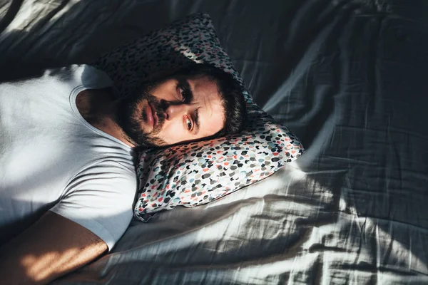 Junger Depressiver Mann Weint Bett — Stockfoto