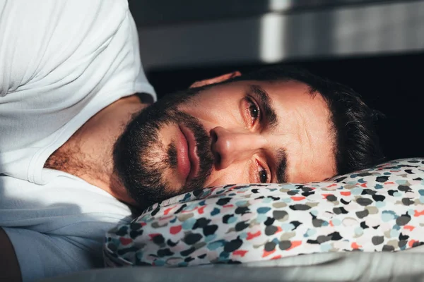 Joven Deprimido Llorando Cama — Foto de Stock