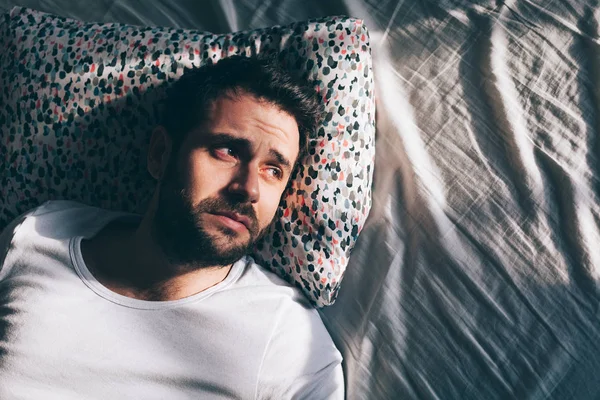 Yatakta Ağlayan Genç Depresif Adam — Stok fotoğraf