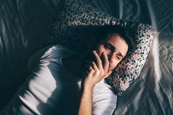 Yatakta Ağlayan Genç Depresif Adam — Stok fotoğraf