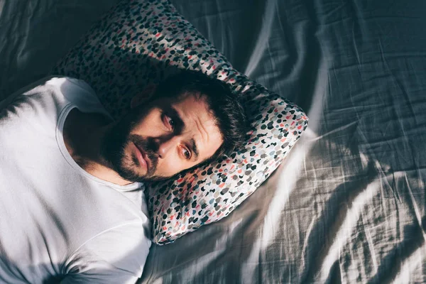 Giovane Uomo Depresso Che Piange Letto — Foto Stock