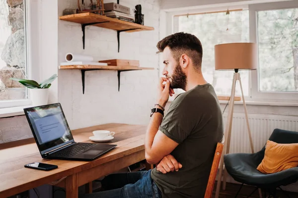 Young Casual Man Working Laptop — Stock Photo, Image