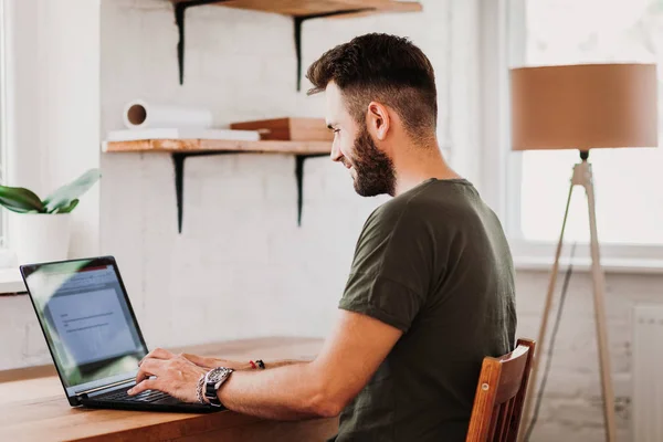 Ung Casual Man Arbetar Bärbar Dator — Stockfoto