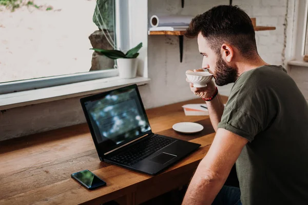 Alkalmi Fiatalember Működő Egy Laptop — Stock Fotó