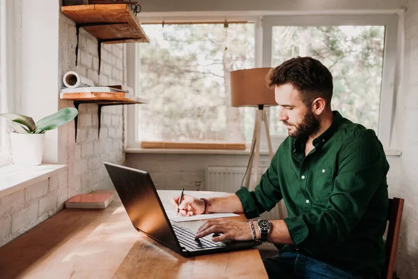 Young Casual Man Working Laptop — Stock Photo, Image