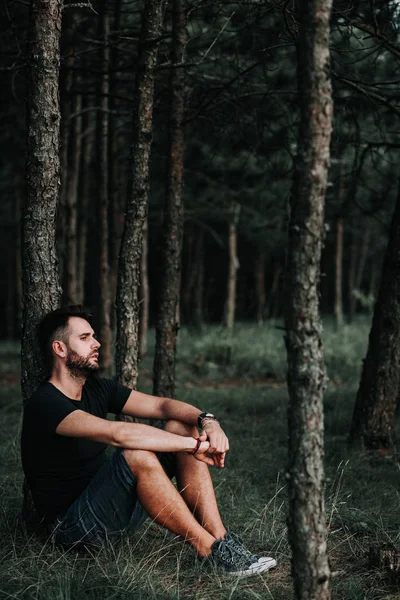 Tânăr Deprimat Stând Singur Pădure — Fotografie, imagine de stoc