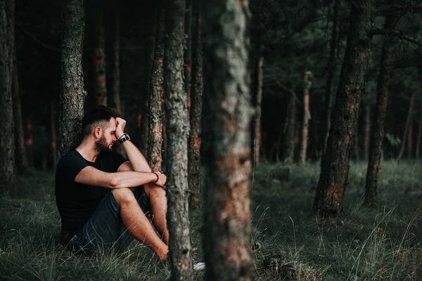 Κατάθλιψη Νεαρός Κάθεται Μόνος Στο Δάσος — Φωτογραφία Αρχείου