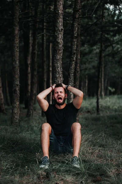 Giovane Depresso Seduto Solo Nella Foresta — Foto Stock