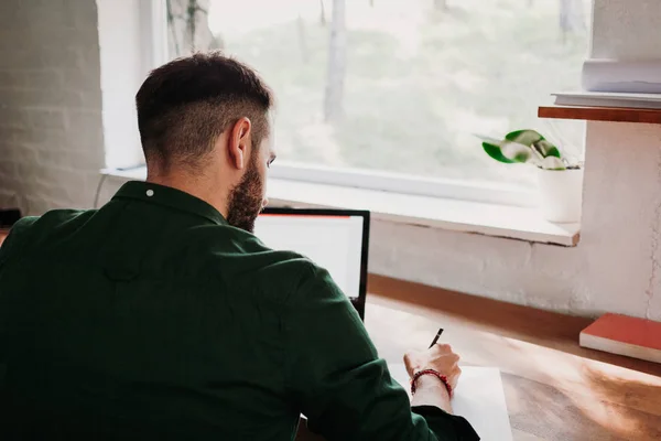 Joven Hombre Casual Trabajando Ordenador Portátil — Foto de Stock