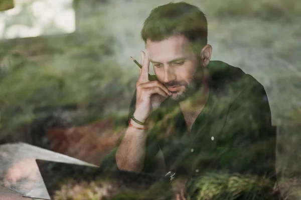 Young Casual Man Working Laptop — Stock Photo, Image