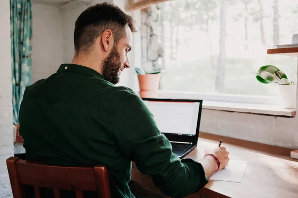 Jovem Homem Casual Trabalhando Laptop — Fotografia de Stock