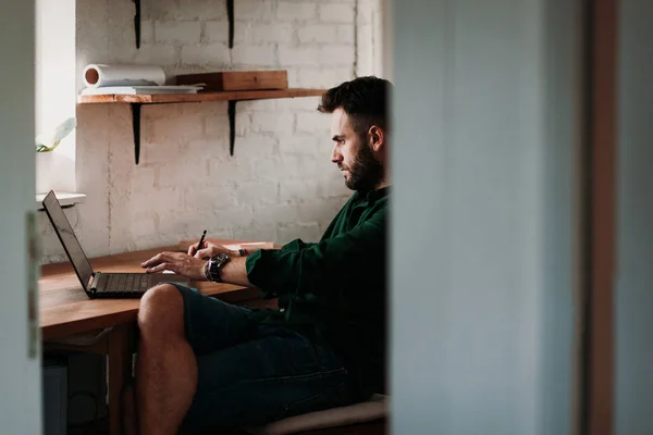 Młody Człowiek Dzień Pracuje Laptopie — Zdjęcie stockowe