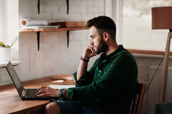 Young Casual Man Working Laptop — Stock Photo, Image