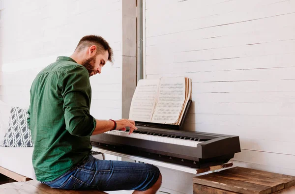 Jonge Man Thuis Elektrische Piano Spelen — Stockfoto