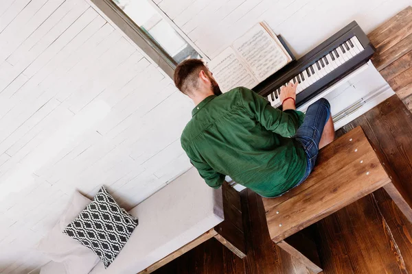 Молодий Чоловік Грає Електричному Піаніно Вдома — стокове фото