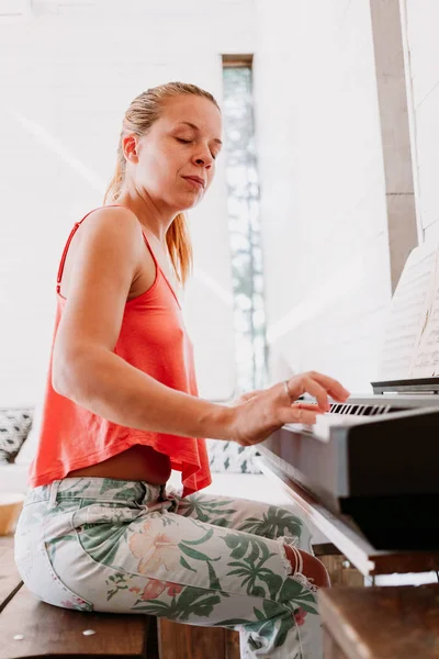 Νεαρή Γυναίκα Που Απολαμβάνει Παίζει Ηλεκτρικό Πιάνο Στο Σπίτι — Φωτογραφία Αρχείου