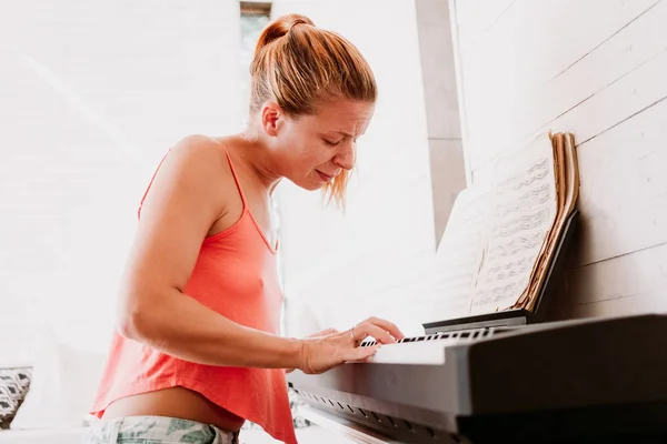 Молода Жінка Насолоджується Грою Електричному Піаніно Вдома — стокове фото