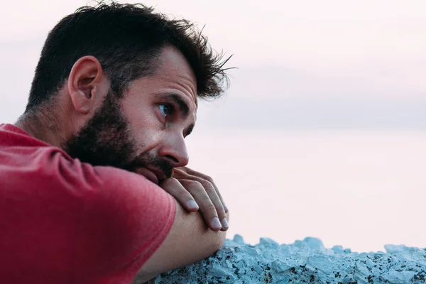Młody Człowiek Smutny Przez Morze Patrząc Horyzoncie — Zdjęcie stockowe