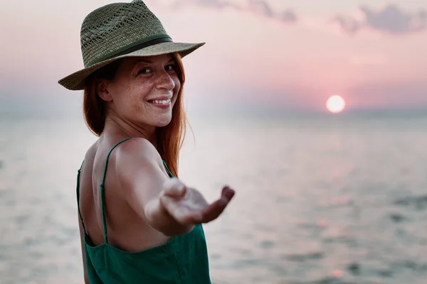 Young Woman Enjoying Sunset Sea — Stock Photo, Image